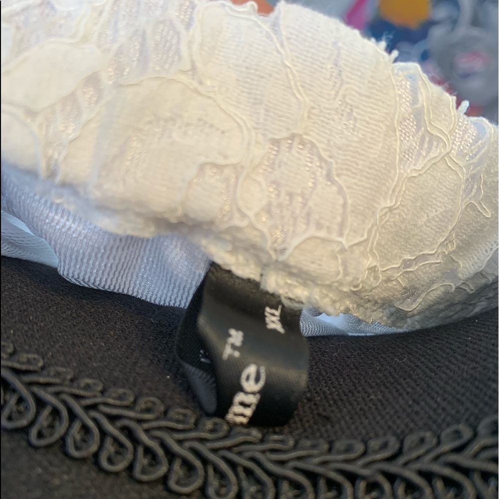 WHITE LACE TOP. - Picture 3 of 3